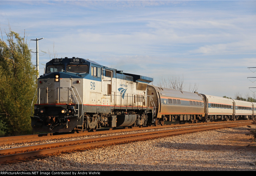 Hiawatha 339 glides toward Bain Station Rd. with a B32-8WH leader